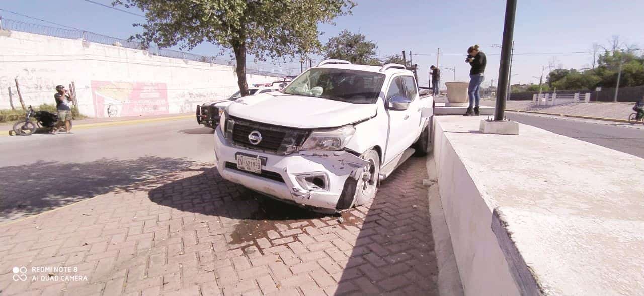 Estalla una llanta y acaba en banqueta