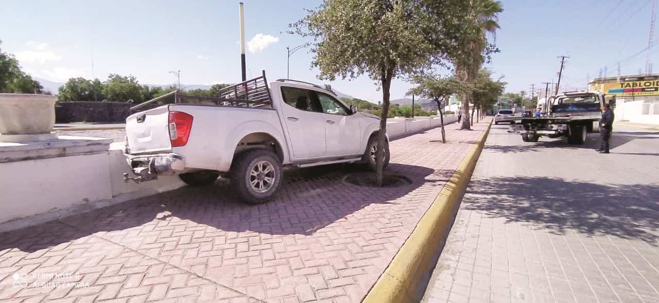 Estalla una llanta y acaba en banqueta