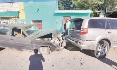 Destroza auto viejo que estaba estático