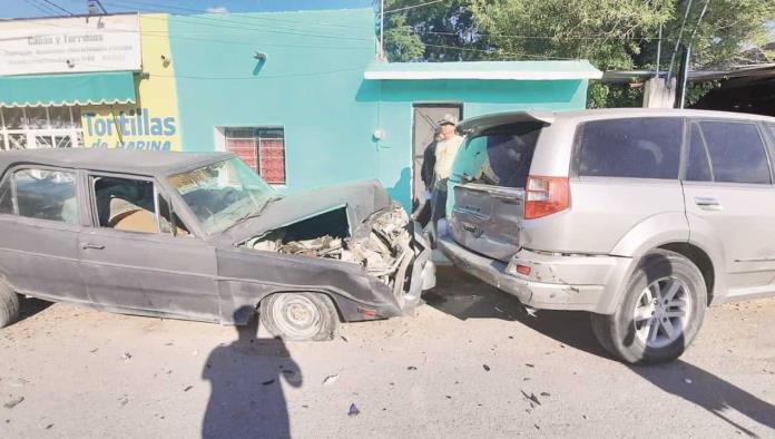 Destroza auto viejo que estaba estático