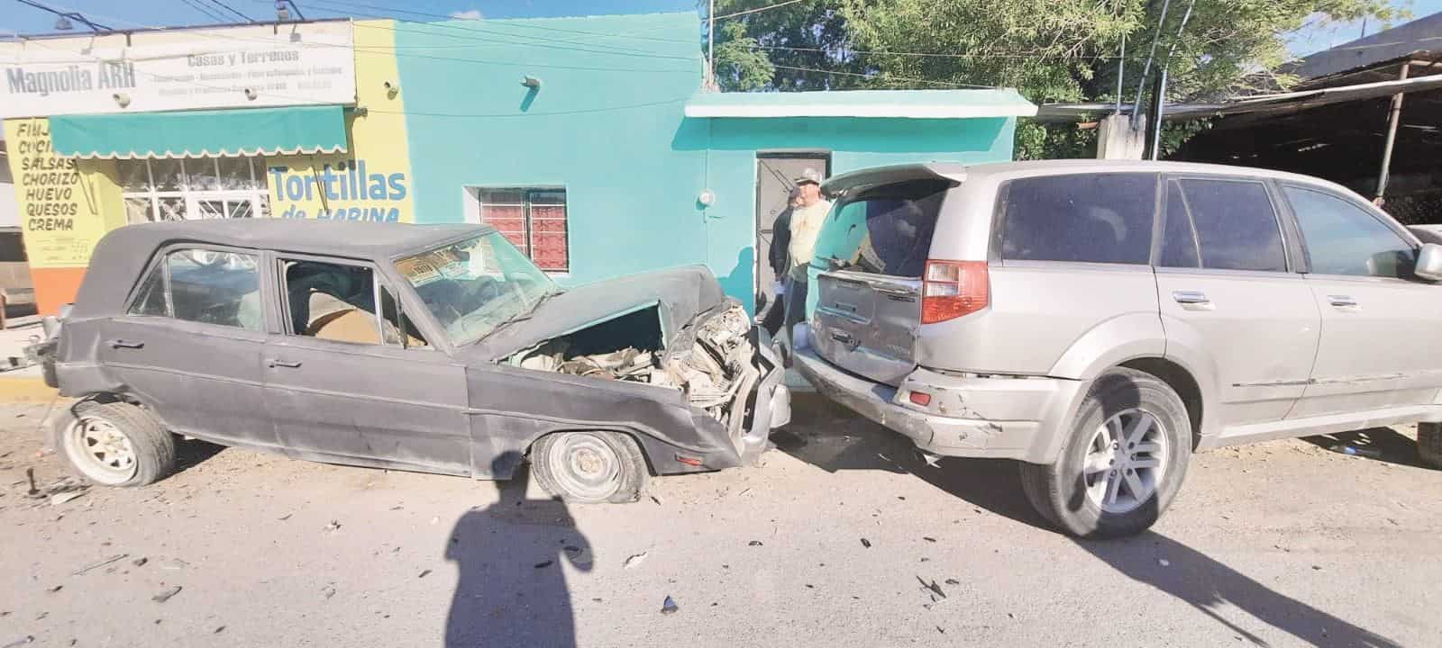 Destroza auto viejo que estaba estático