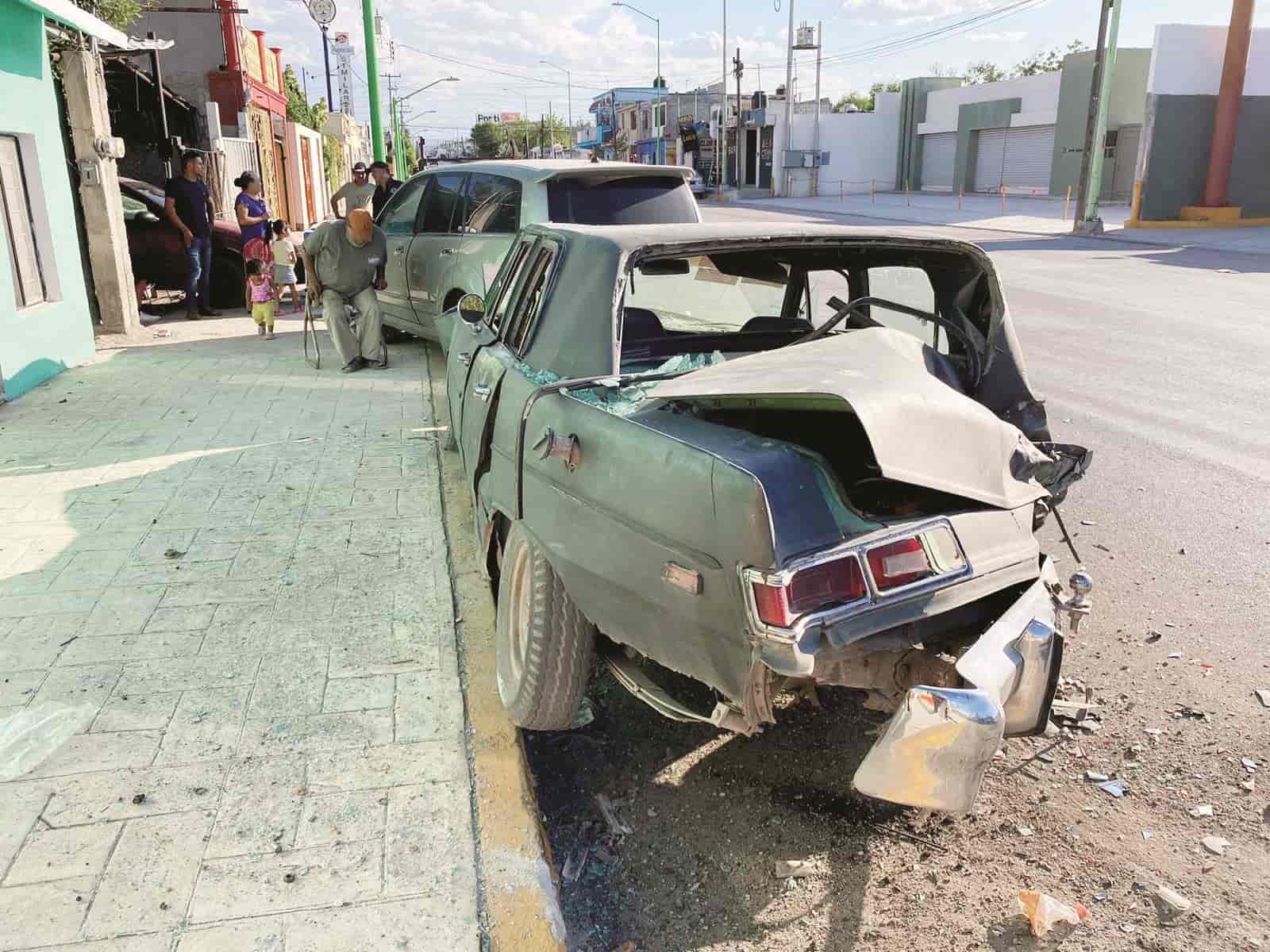 Destroza auto viejo que estaba estático