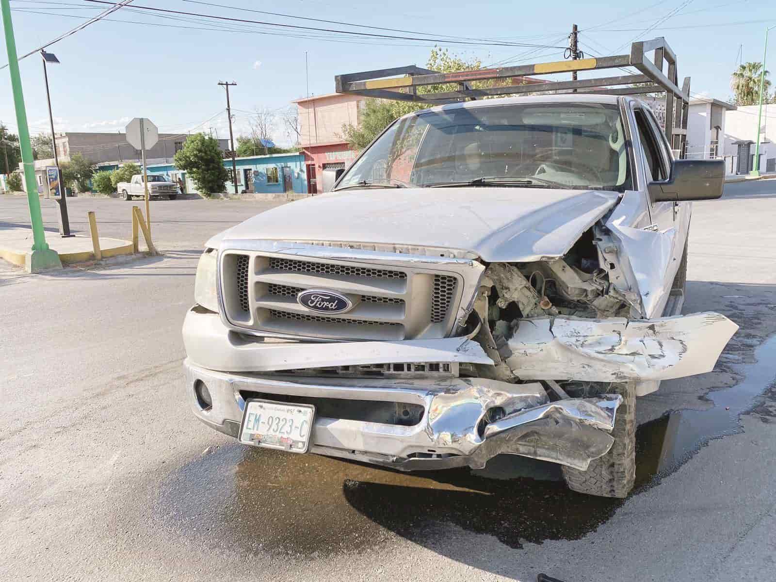 Destroza auto viejo que estaba estático