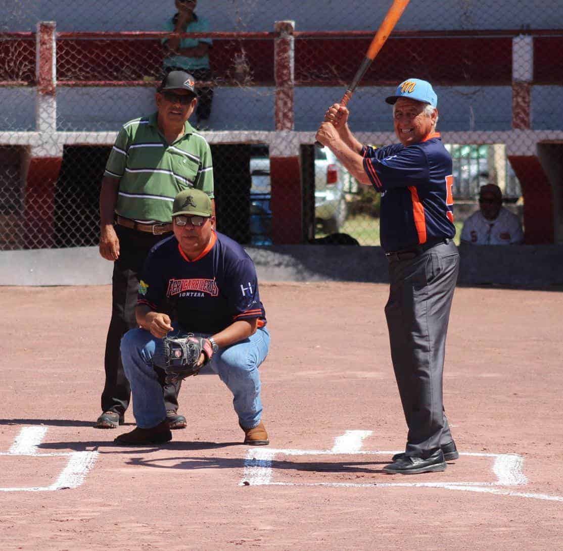 Inaugura Roberto Pïña, inicio de serie