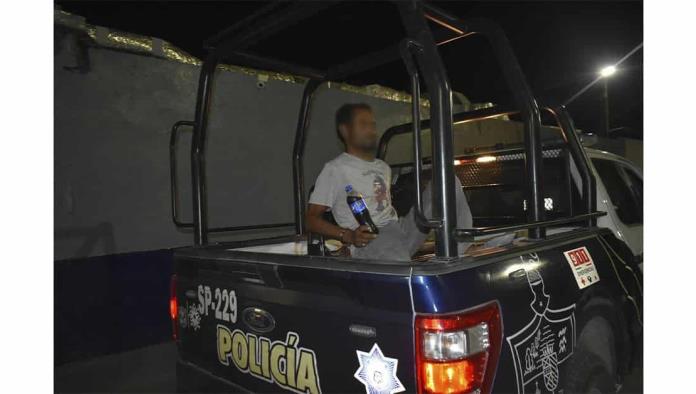 Se ‘amacha’ borracho en tienda de conveniencia