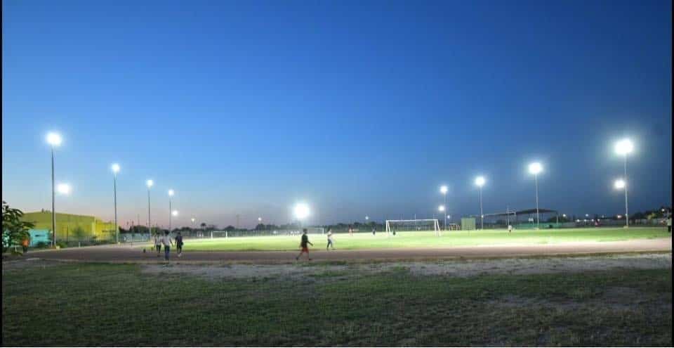 Rehabilitan alumbrado de la Unidad Deportiva