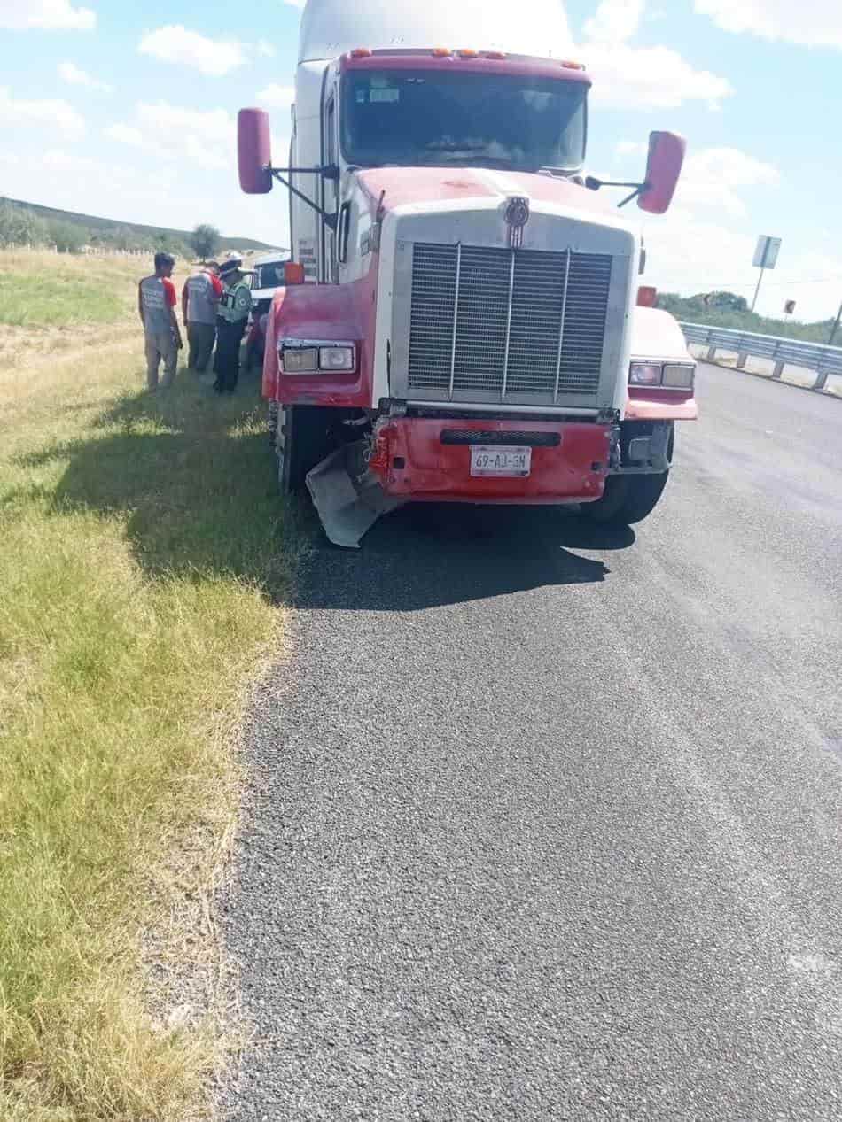 Embiste tráiler a camioneta