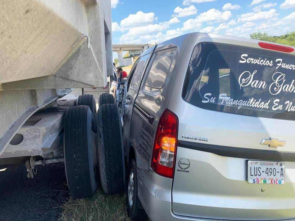 Embiste tráiler a camioneta