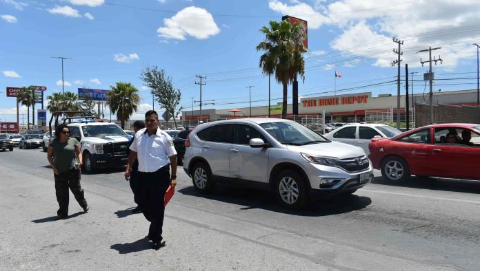 Sale de farmacia y le pega a camioneta