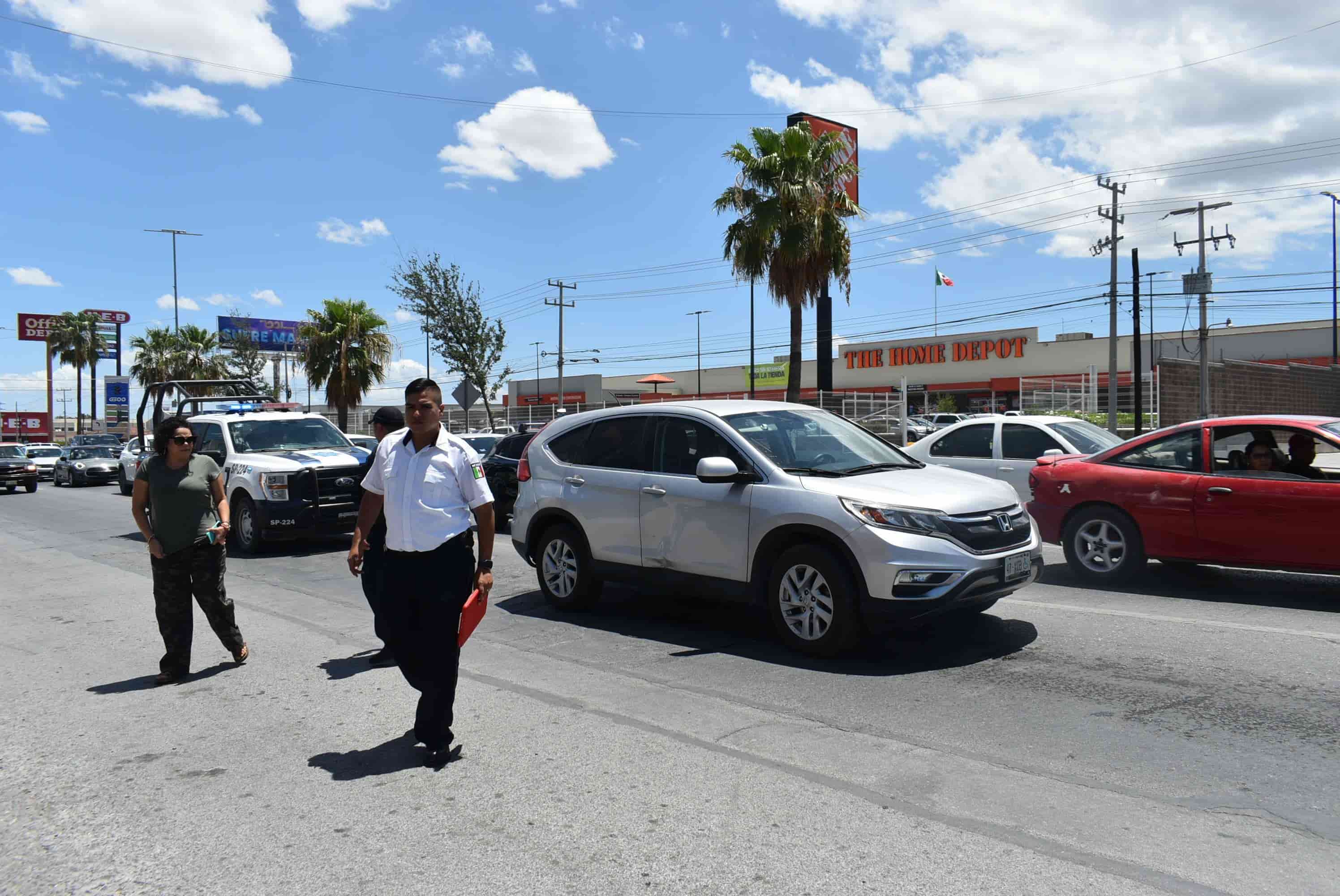 Sale de farmacia y le pega a camioneta