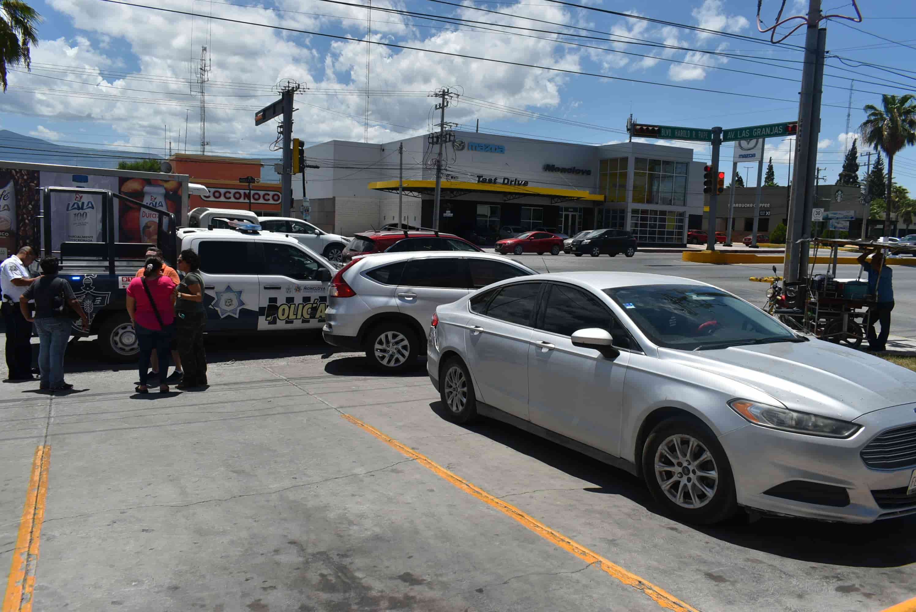 Sale de farmacia y le pega a camioneta