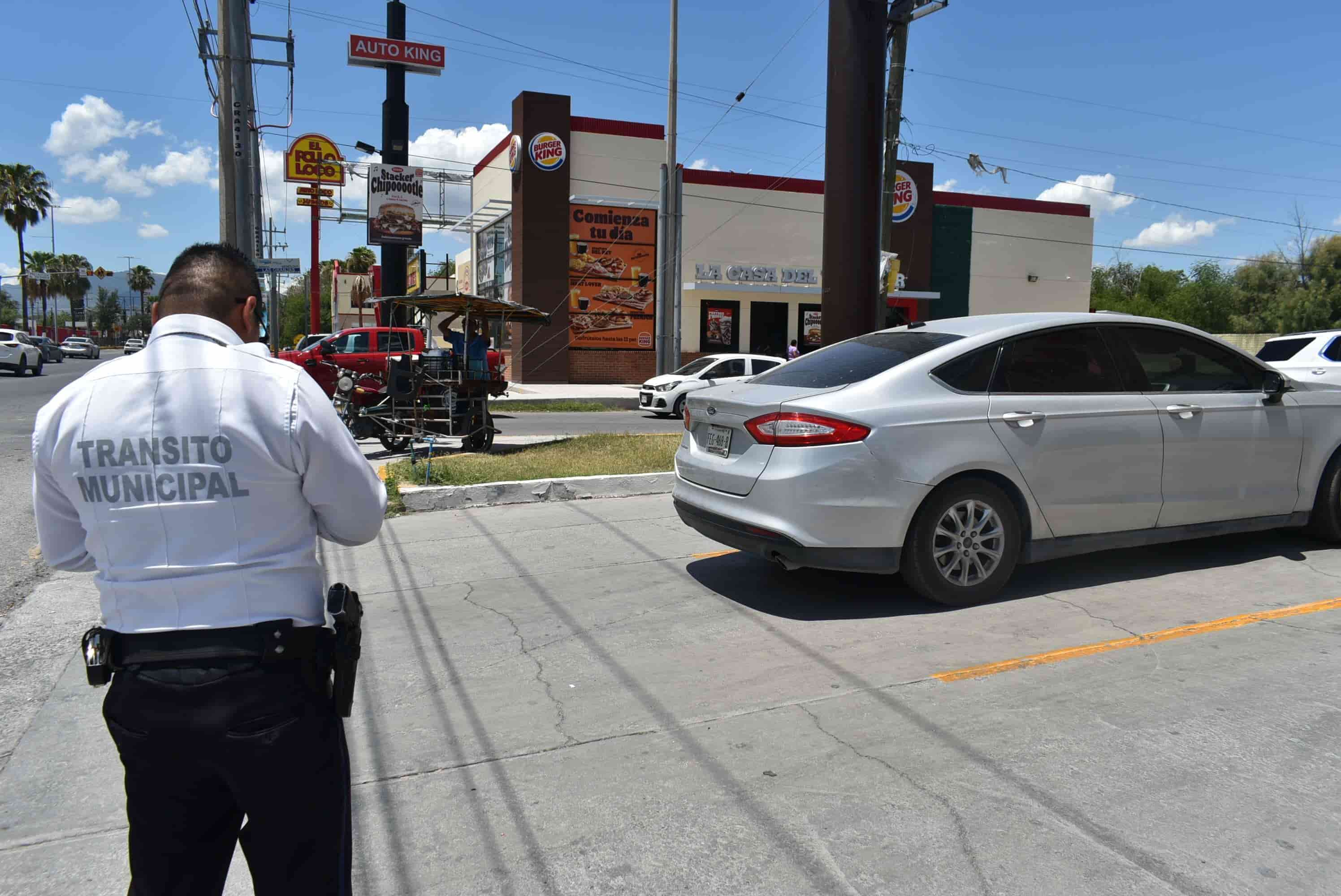 Sale de farmacia y le pega a camioneta