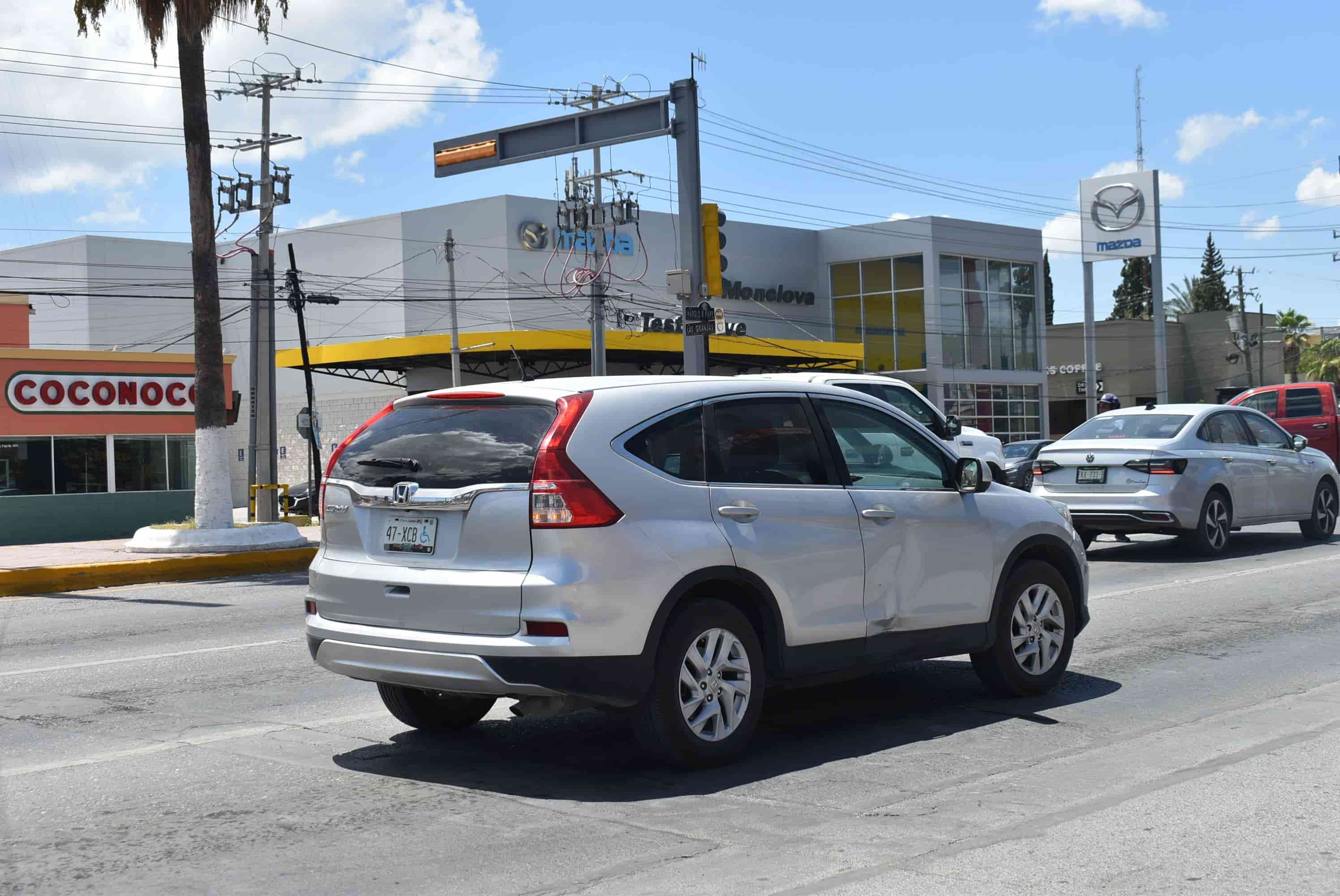 Sale de farmacia y le pega a camioneta