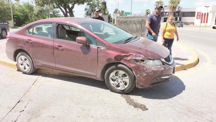 Lo choca camioneta y lo sube a la rotonda