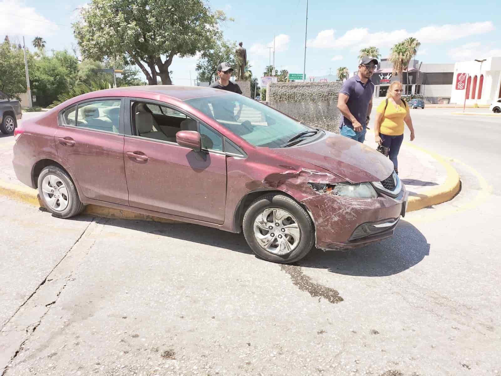 Lo choca camioneta y lo sube a la rotonda