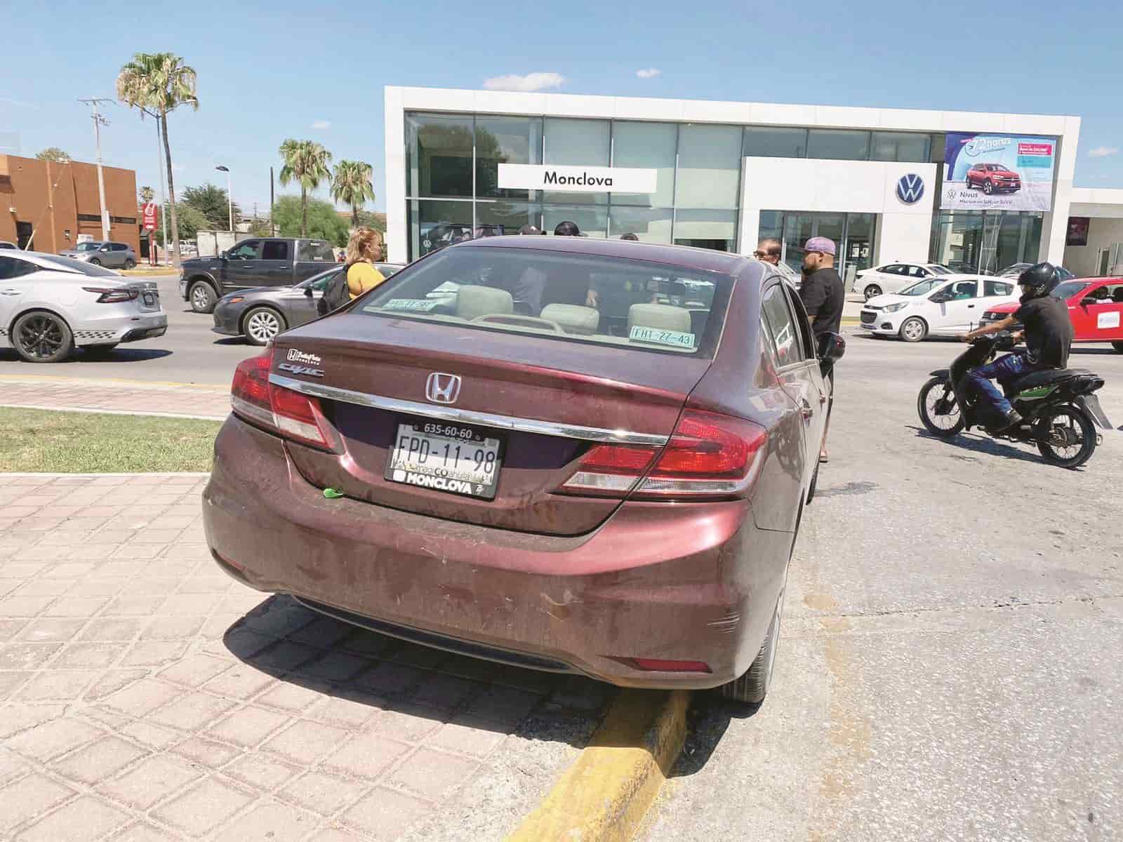 Lo choca camioneta y lo sube a la rotonda