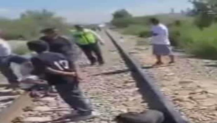 Empuja a su rival a las vías del tren