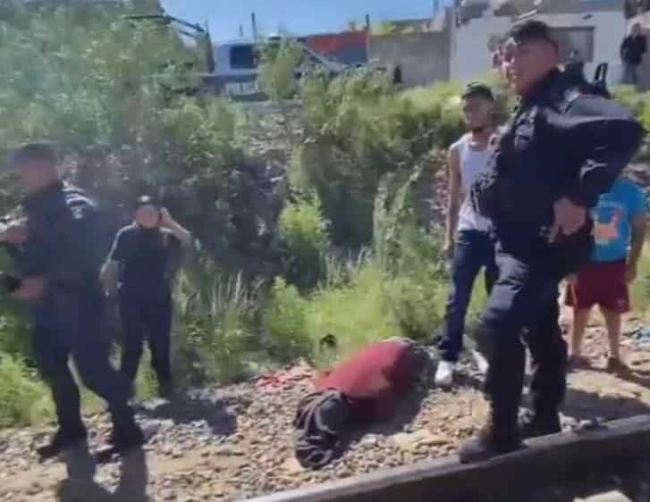 Empuja a su rival a las vías del tren