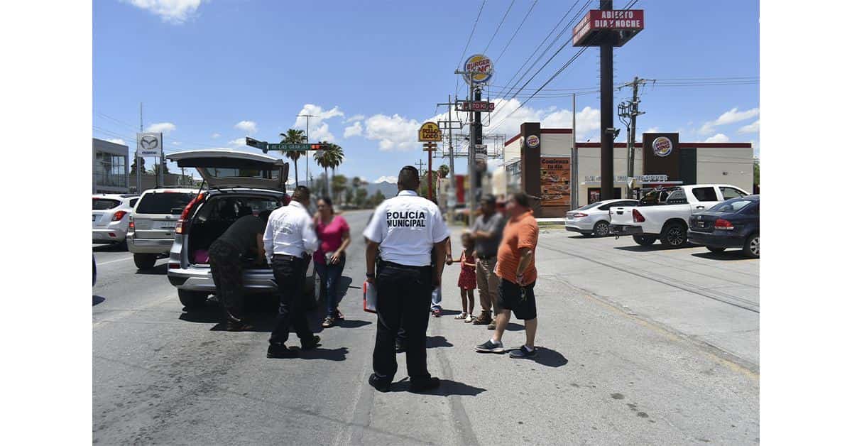 Sale de farmacia y le pega a camioneta