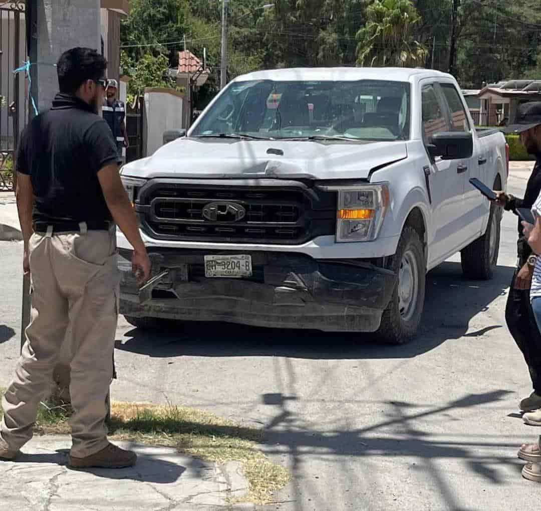 Ignora el alto y choca mujer