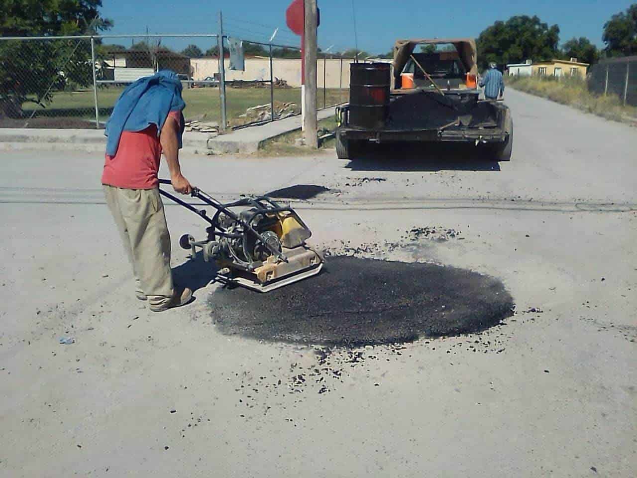 Despliegan obras de bacheo en 11 calles