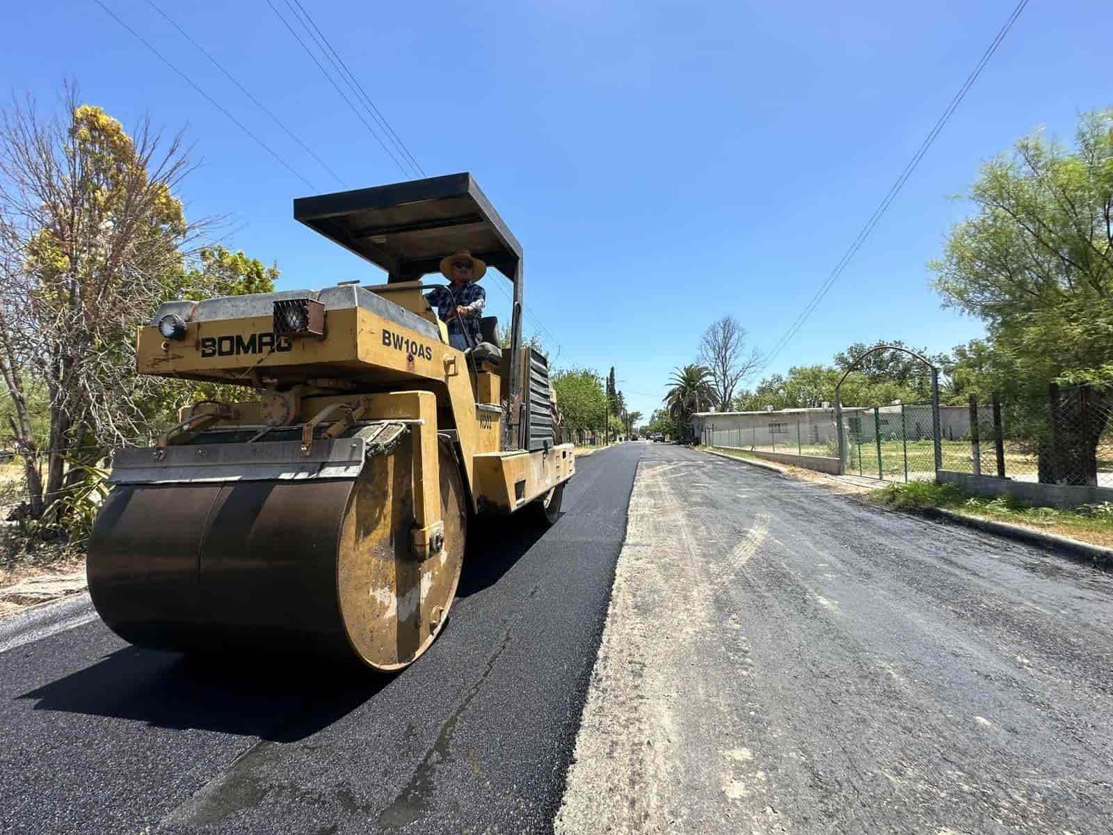 Pavimentan calles de la colonia Santa Cruz