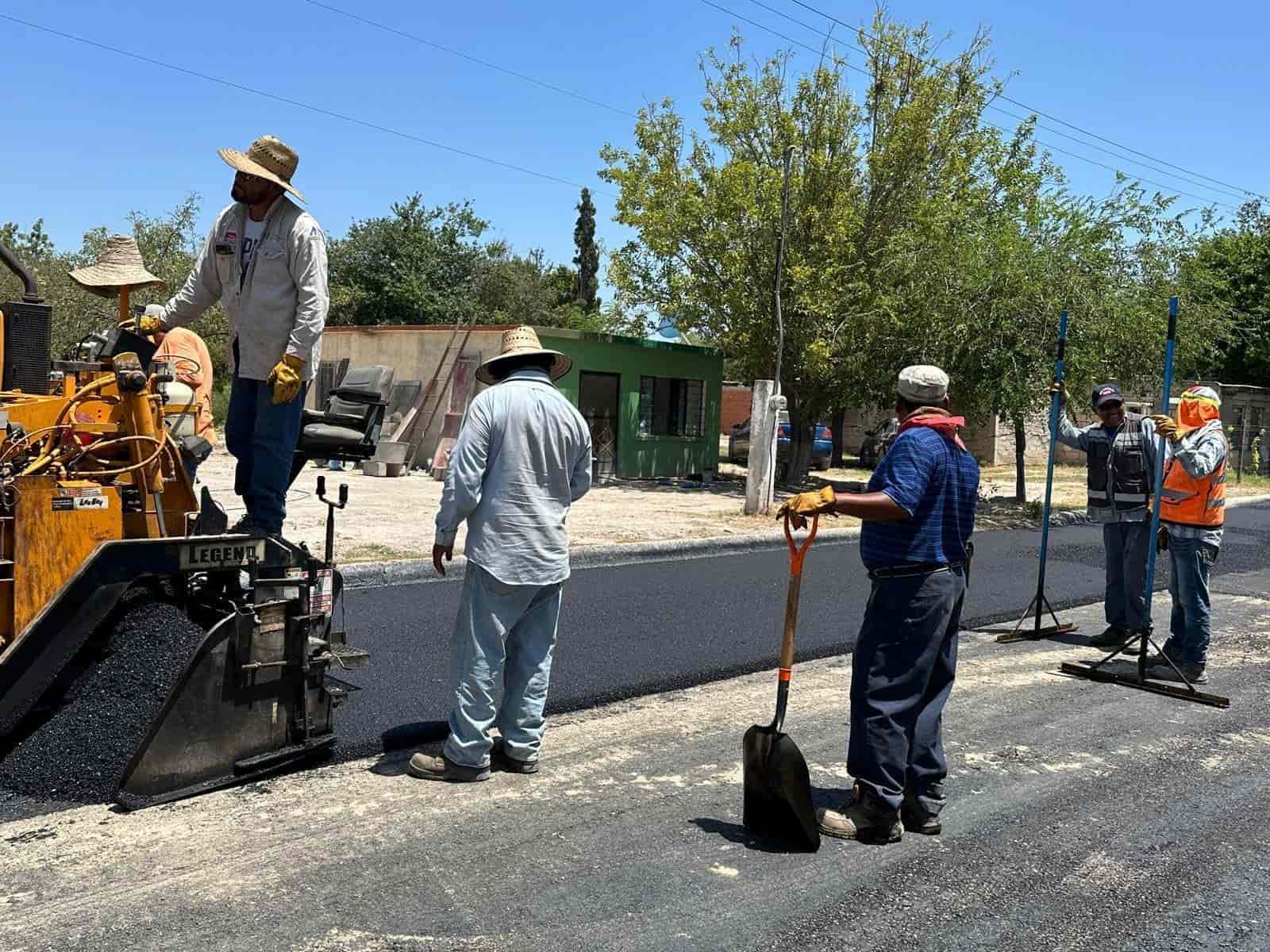 Pavimentan calles de la colonia Santa Cruz