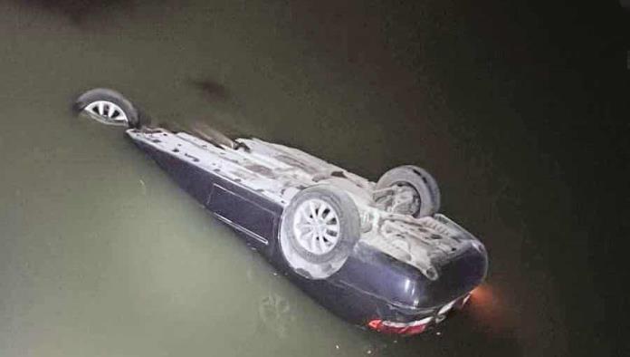 Cae automóvil al río Sabinas