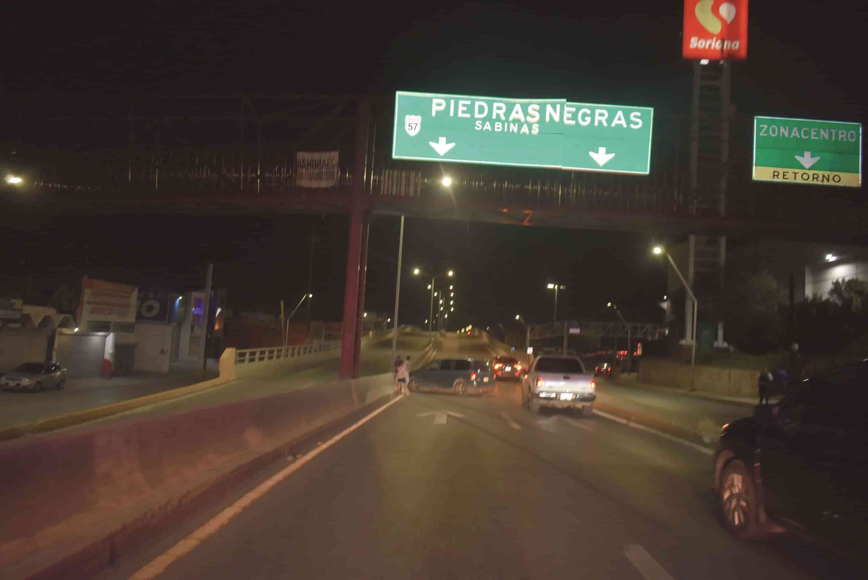 Se embarra contra puente