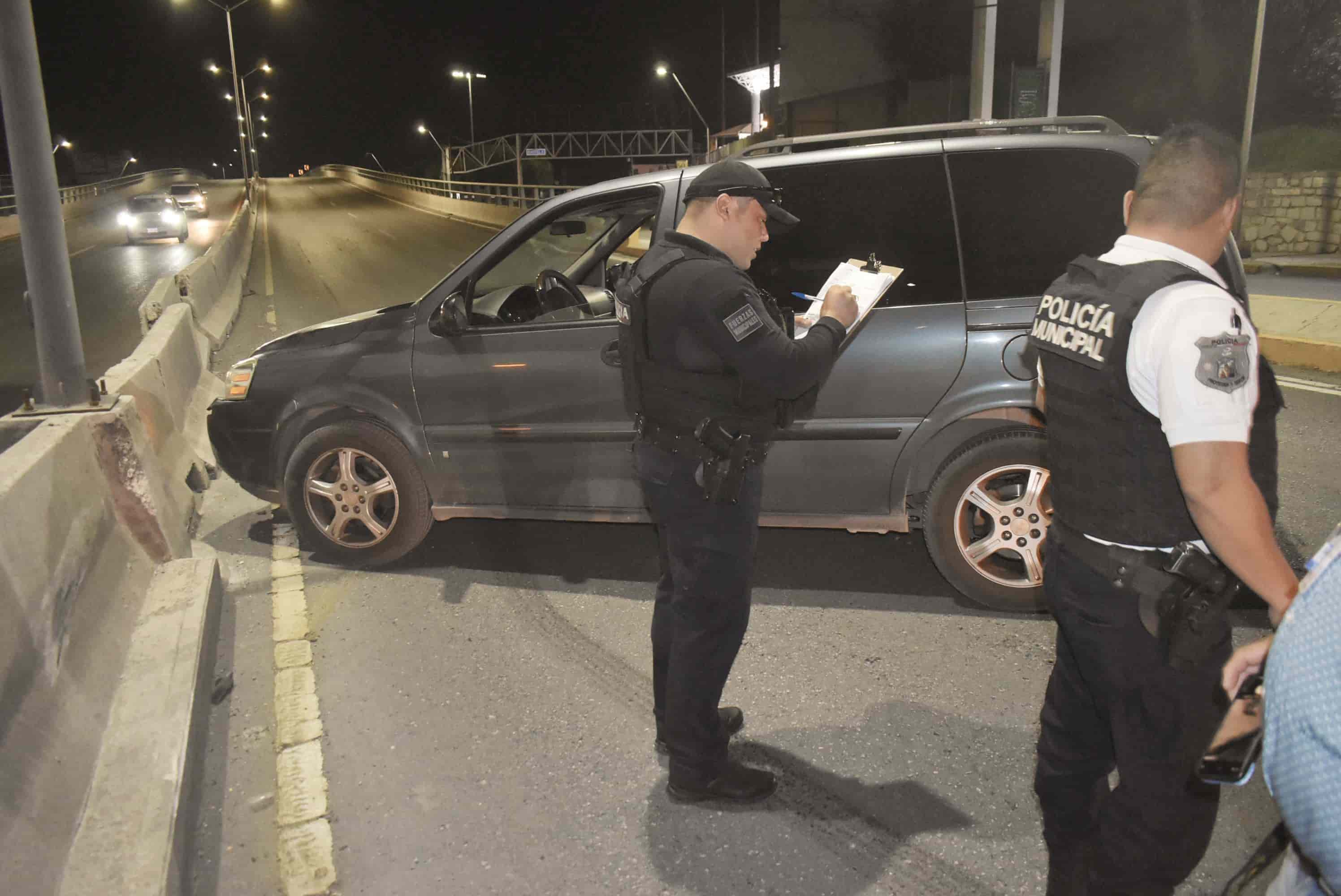 Se embarra contra puente