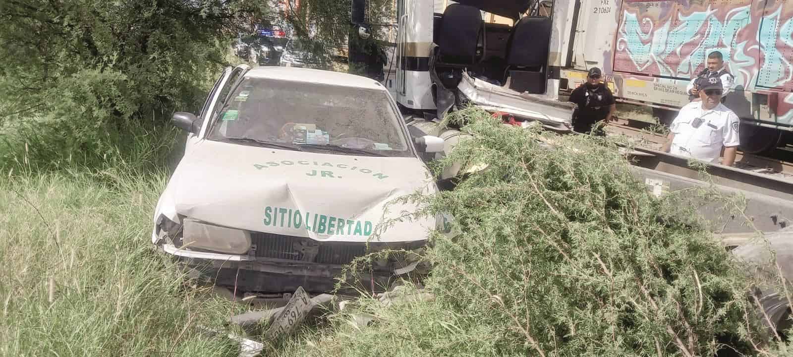 Embiste y arrastra tren a camión de paqueteria