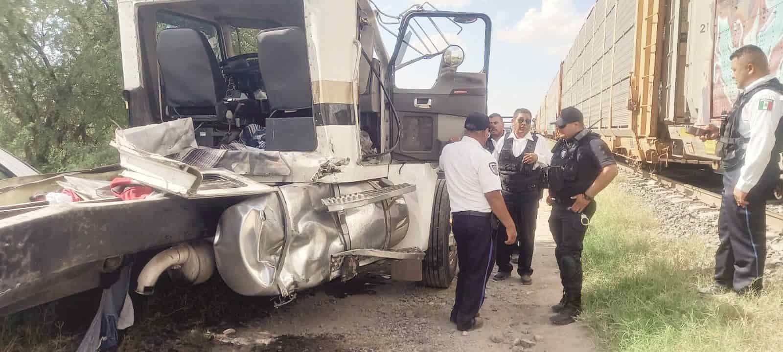 Embiste y arrastra tren a camión de paqueteria