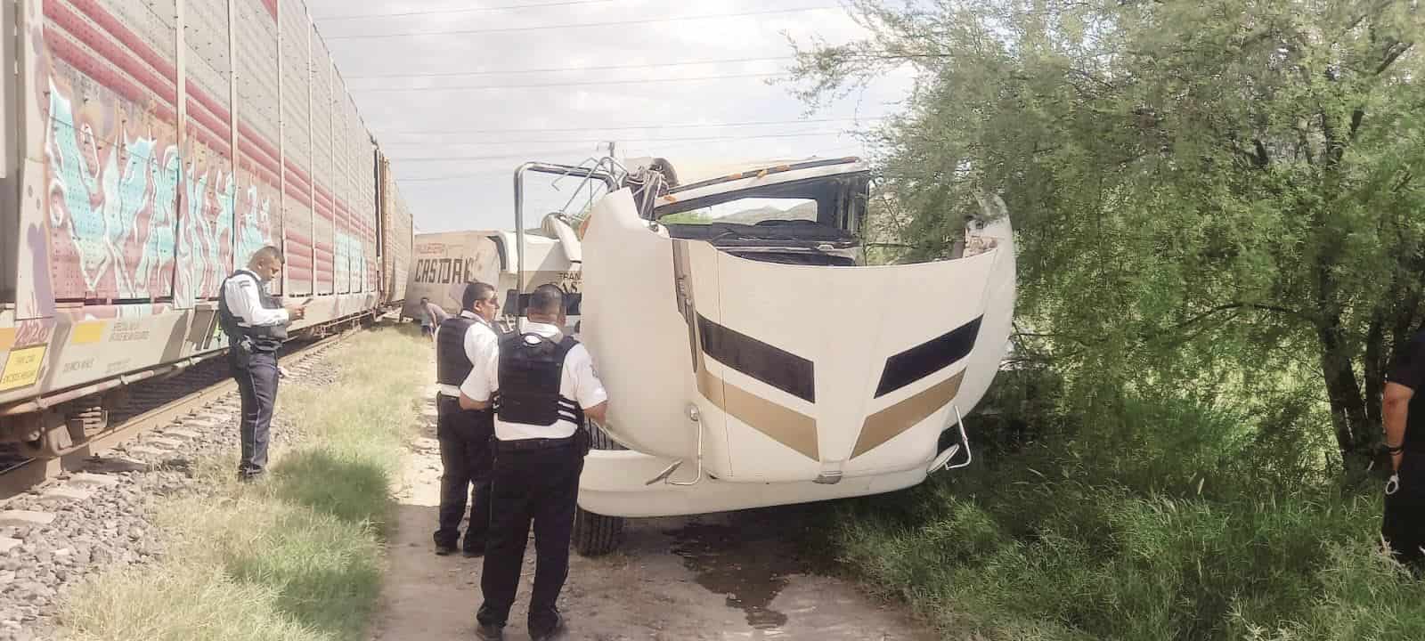 Embiste y arrastra tren a camión de paqueteria