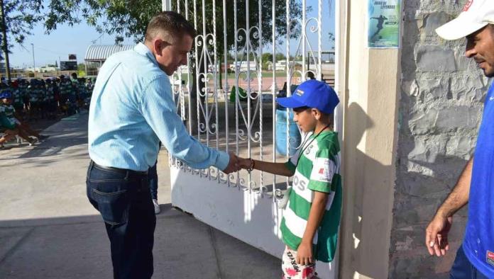 Saludan niños a Hugo Lozano