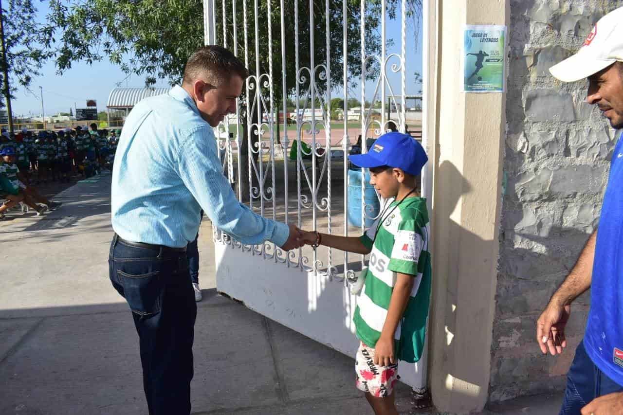 Saludan niños a Hugo Lozano