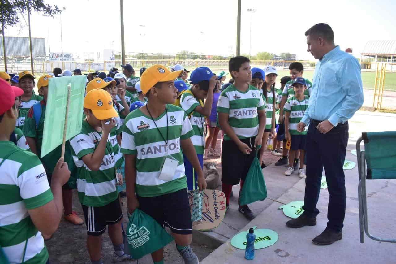 Saludan niños a Hugo Lozano