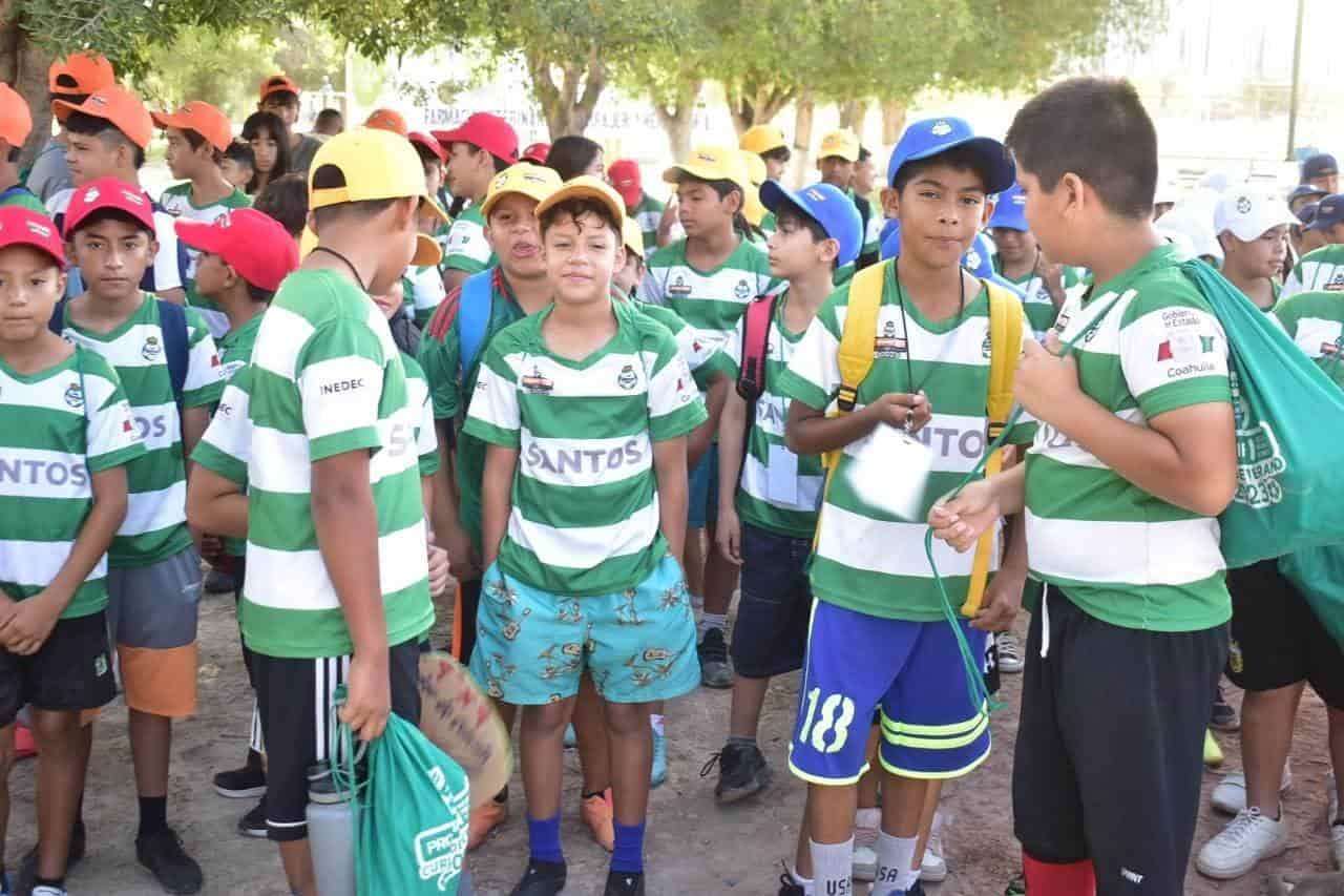 Saludan niños a Hugo Lozano