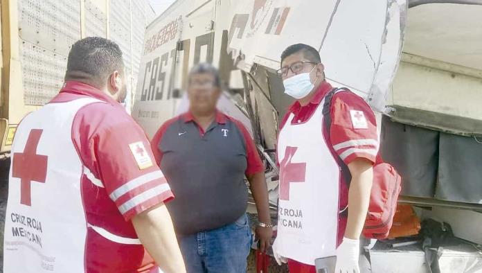 Embiste y arrastra tren a camión de paqueteria