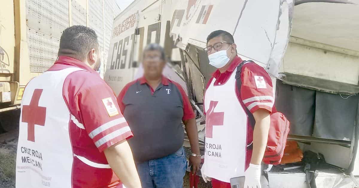 Embiste y arrastra tren a camión de paqueteria