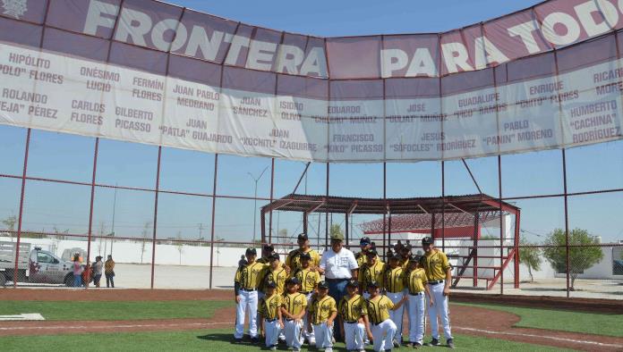 Impulsa alcalde a niños beisbolistas