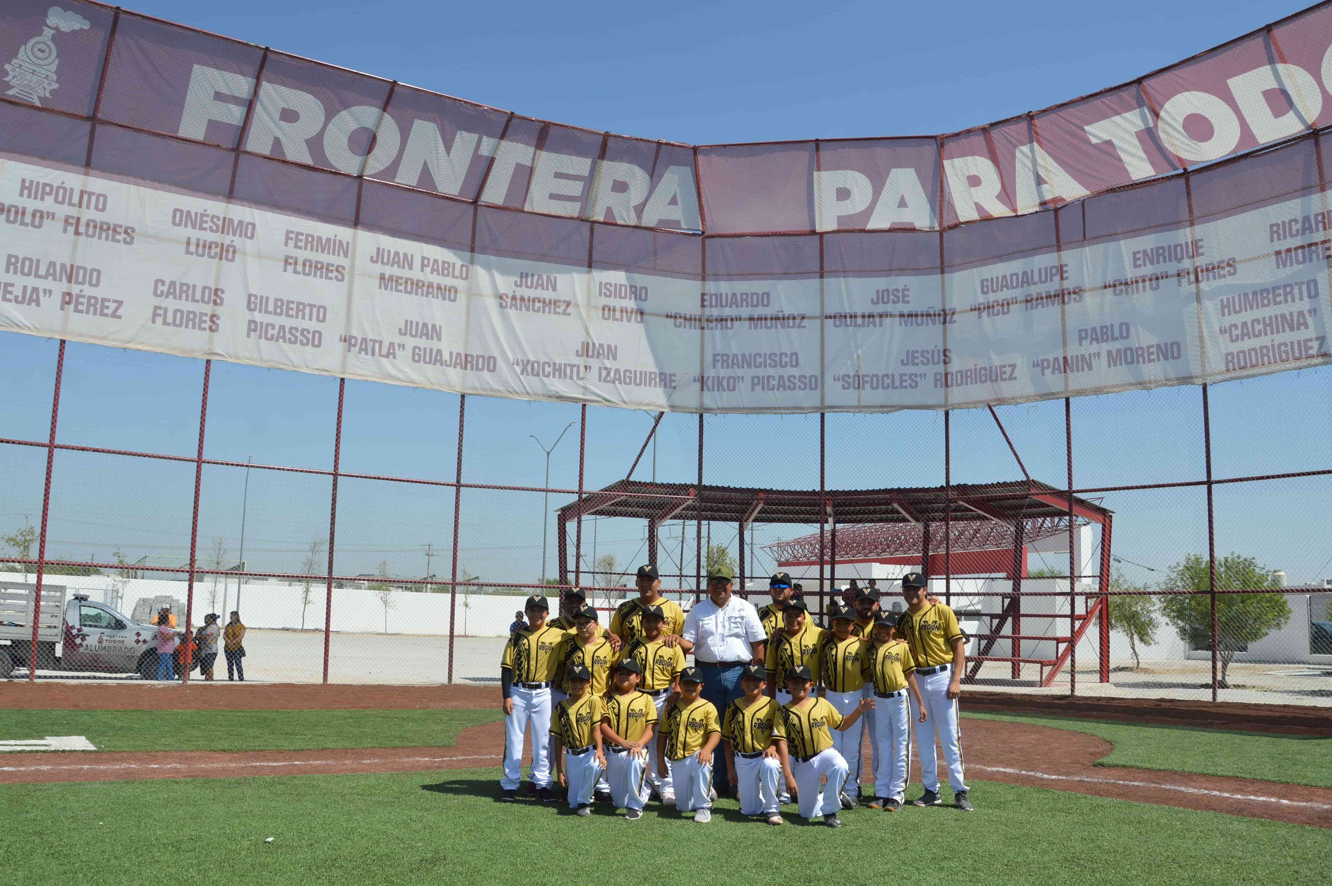 Impulsa alcalde a niños beisbolistas