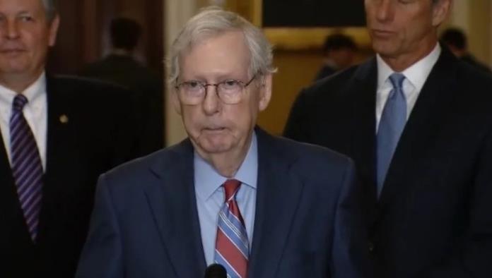 Mitch McConnell queda petrificado durante conferencia en el Senado