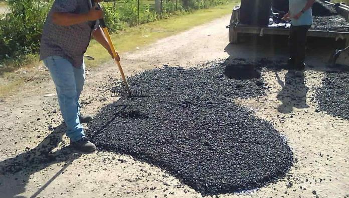 Realizan acciones de bacheo en Nava