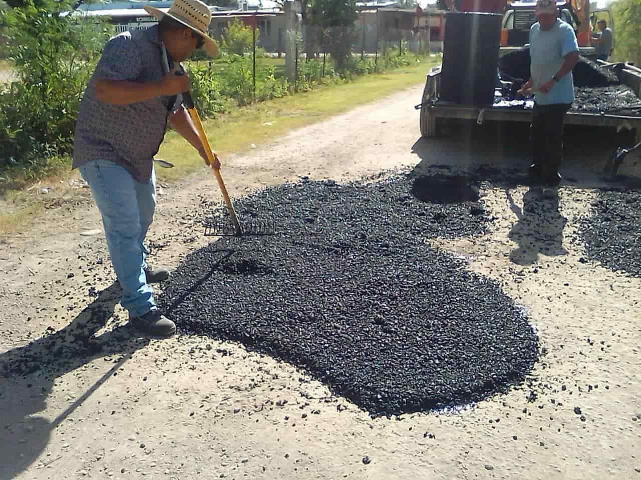 Realizan acciones de bacheo en Nava