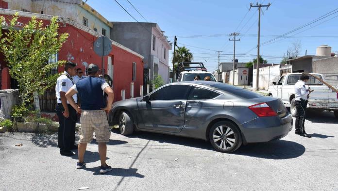 Se pasa alto y choca automóvil