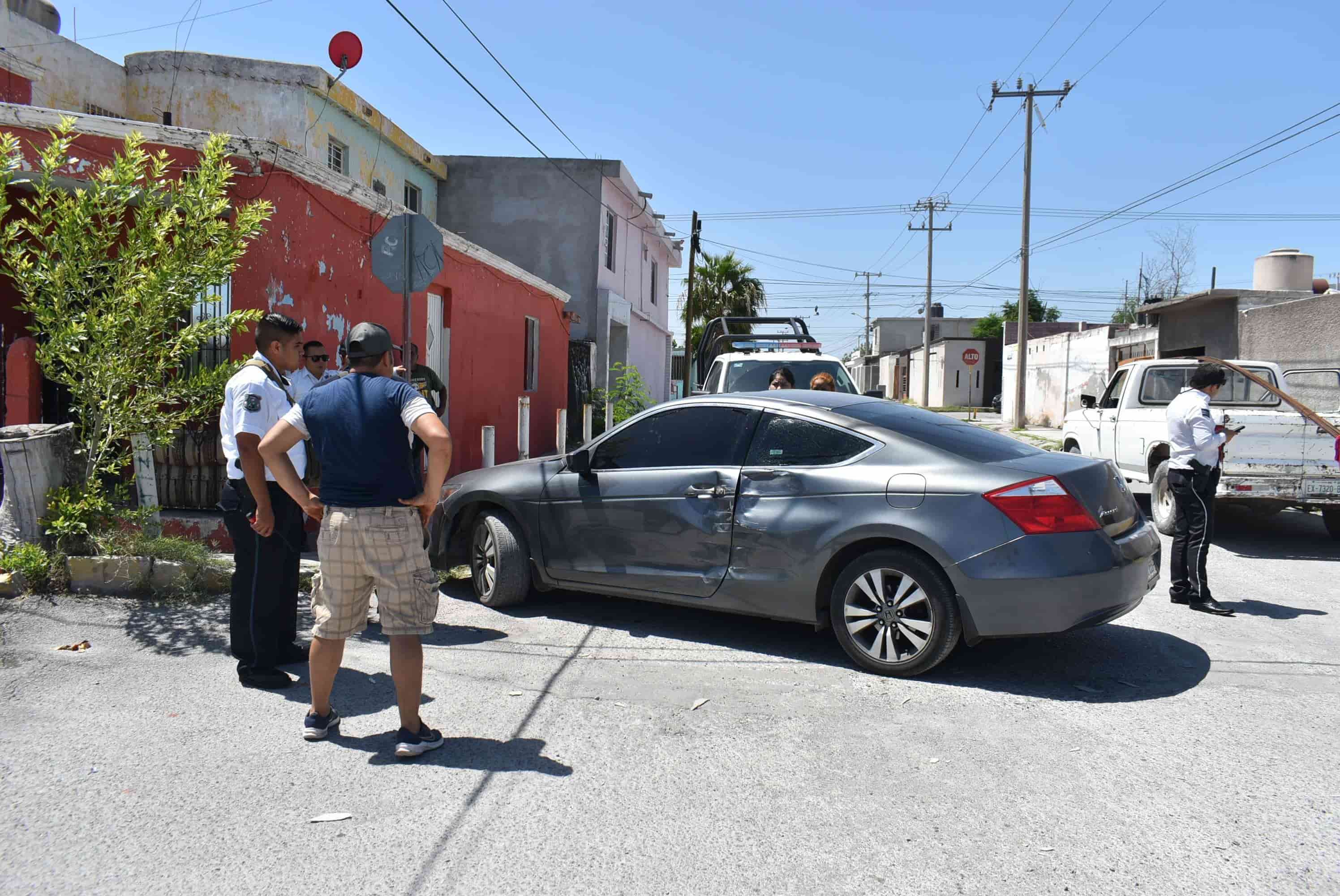 Se pasa alto y choca automóvil