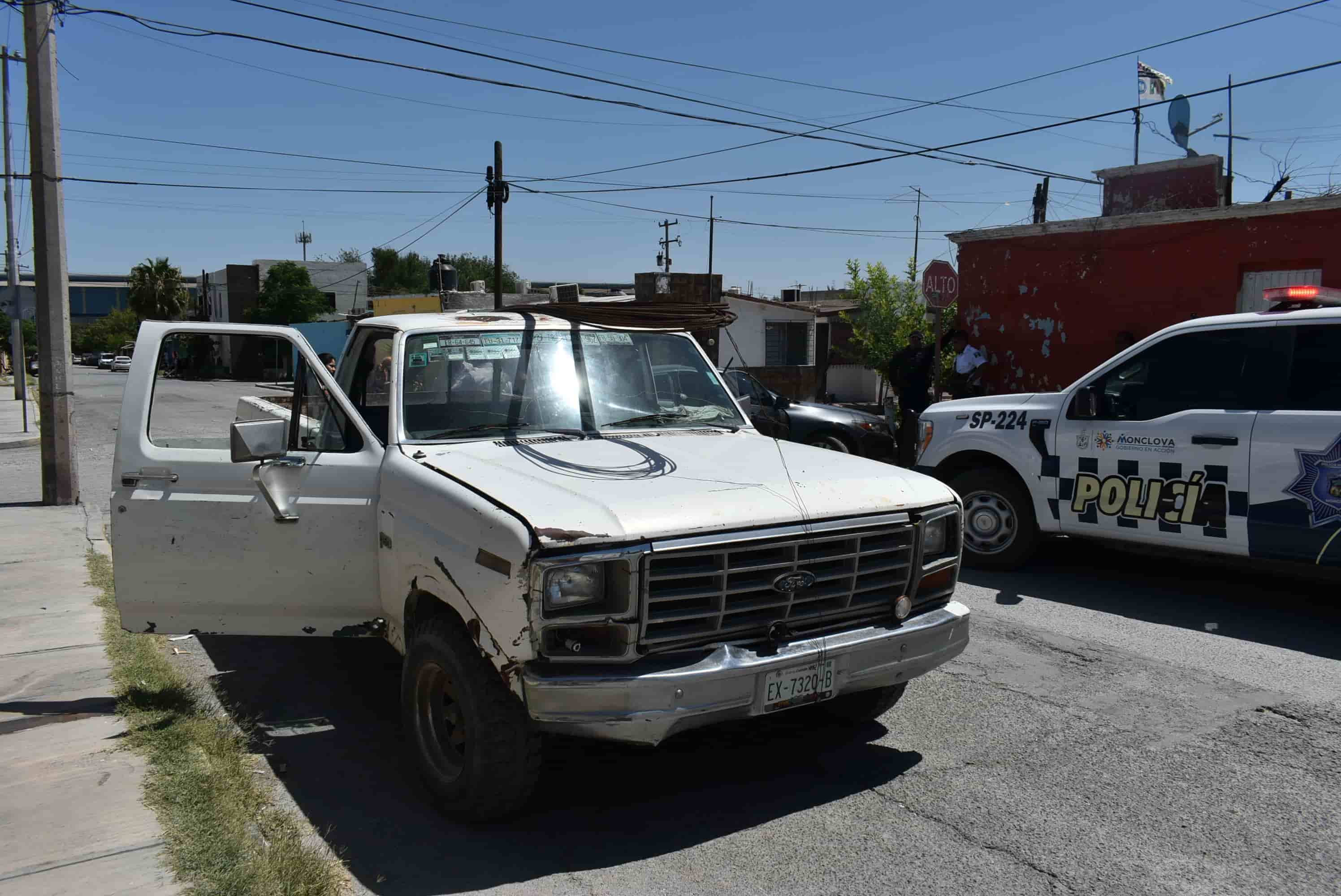 Se pasa alto y choca automóvil