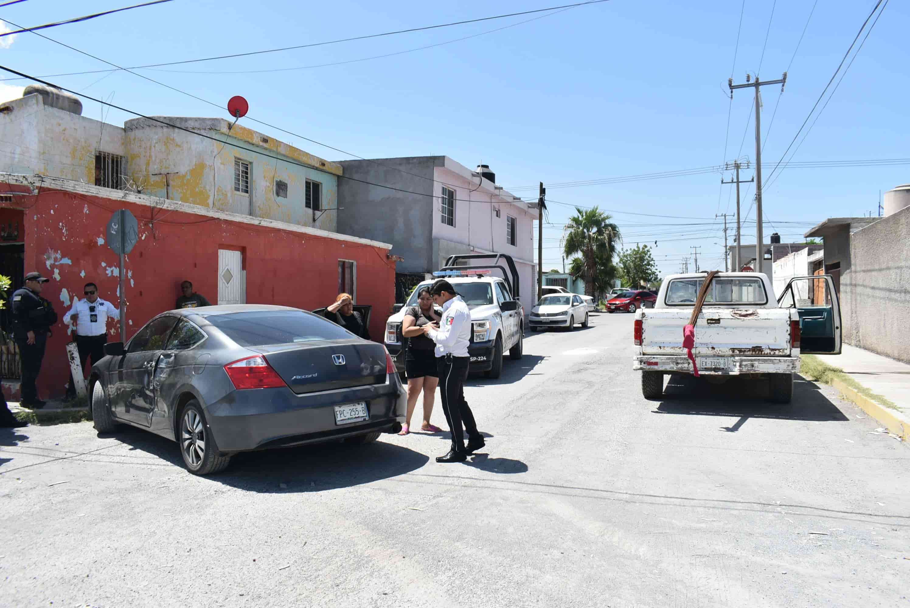 Se pasa alto y choca automóvil