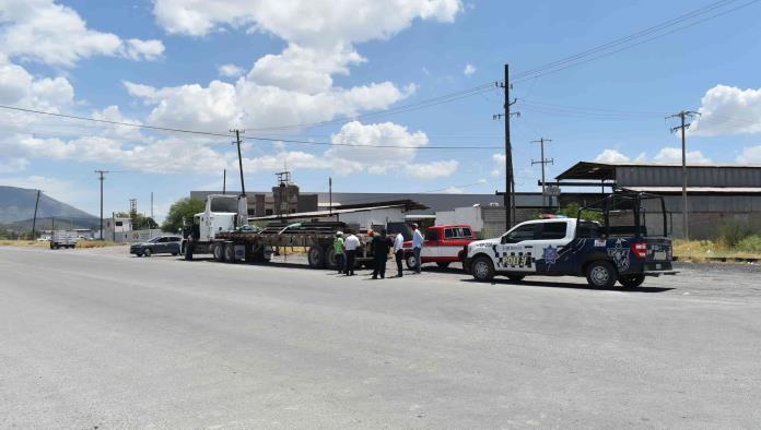 Se echa de reversa y arrastra camioneta