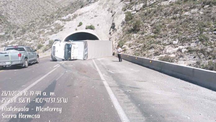 Vuelca camión en Los Chorros 